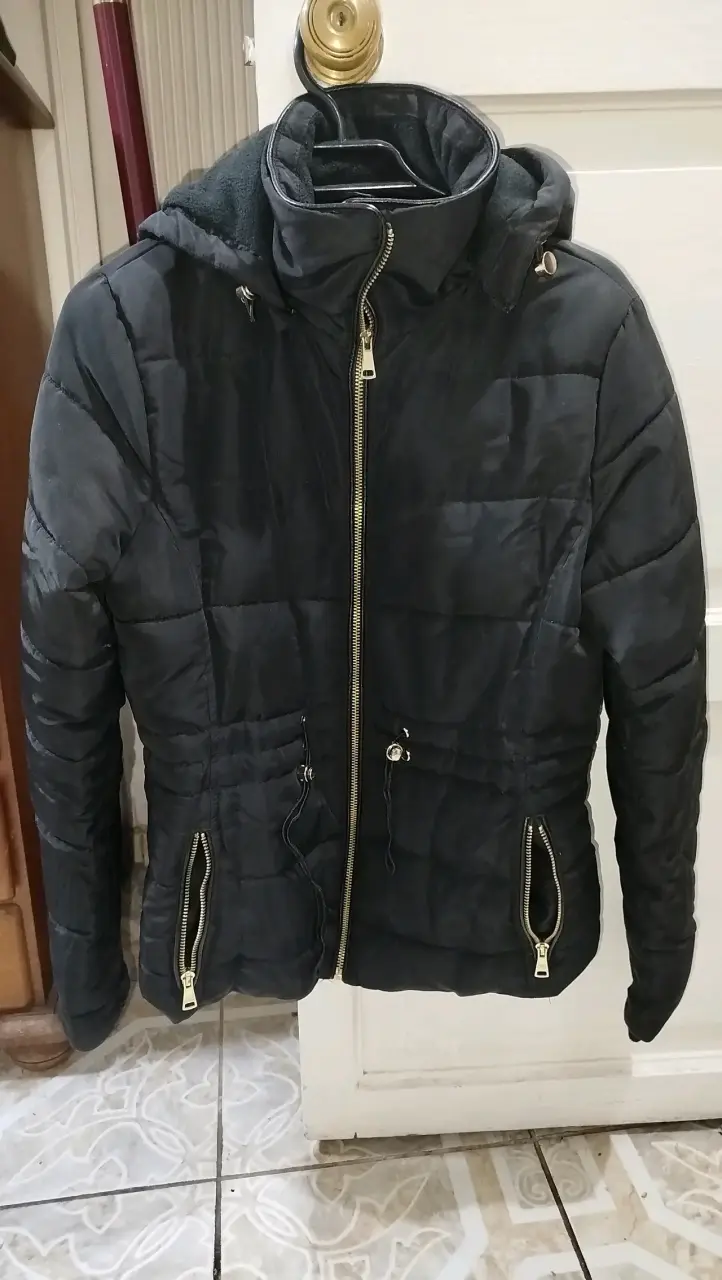 Chaqueta negra acolchada con capucha - 1