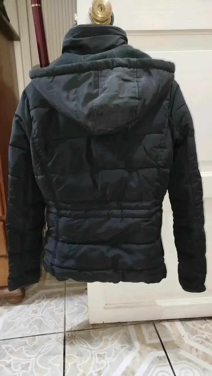Chaqueta negra acolchada con capucha - 2