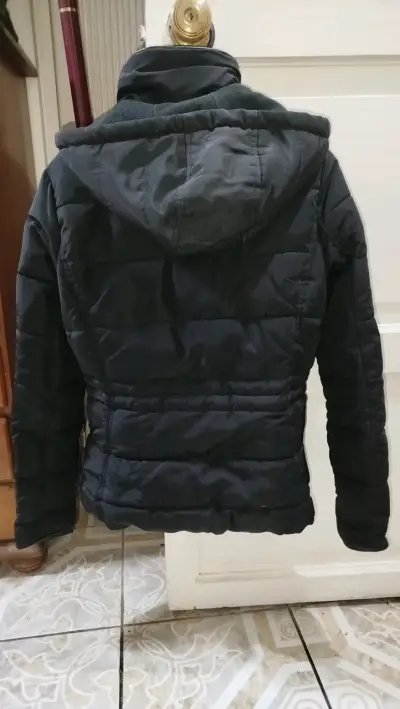 Chaqueta negra acolchada con capucha - miniatura 2