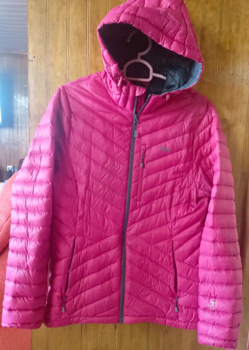 Chaqueta acolchada rosada con capucha