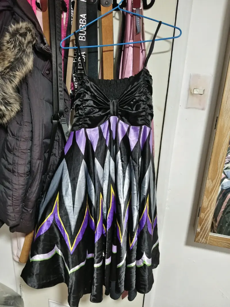 Vestido negro con estampado geométrico - 1