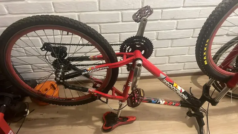 Bicicleta Mongoose roja - 1