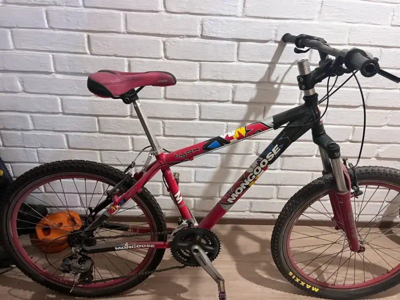 Bicicleta Mongoose roja - 2
