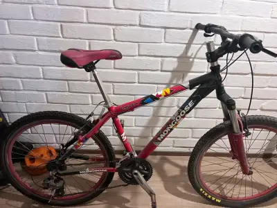 Bicicleta Mongoose roja - miniatura 2