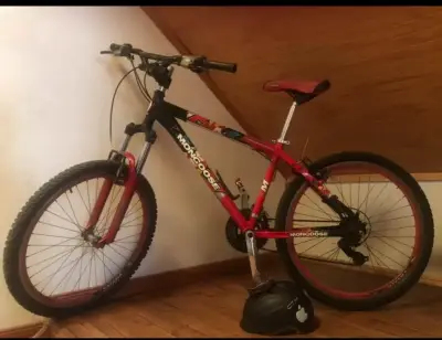 Bicicleta Mongoose roja - miniatura 3