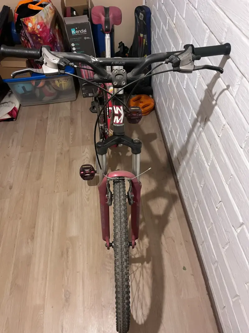 Bicicleta Mongoose roja - 4