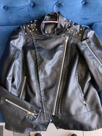 Chaqueta negra con tachas - miniatura 1