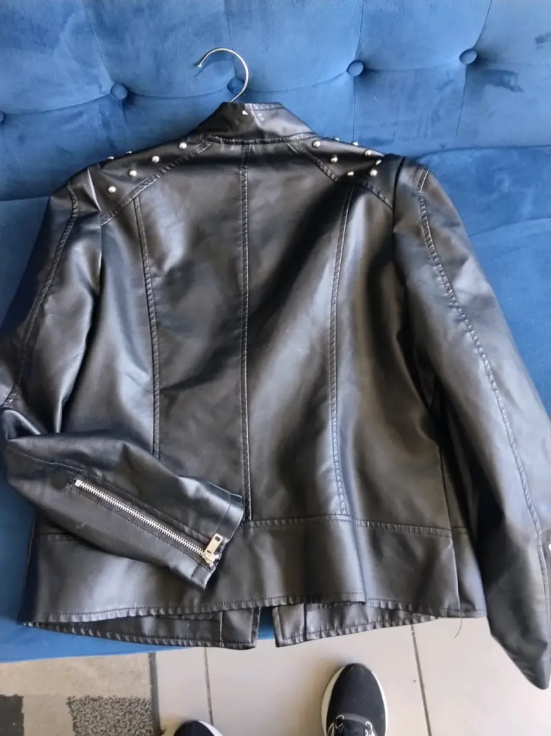Chaqueta negra con tachas - 2