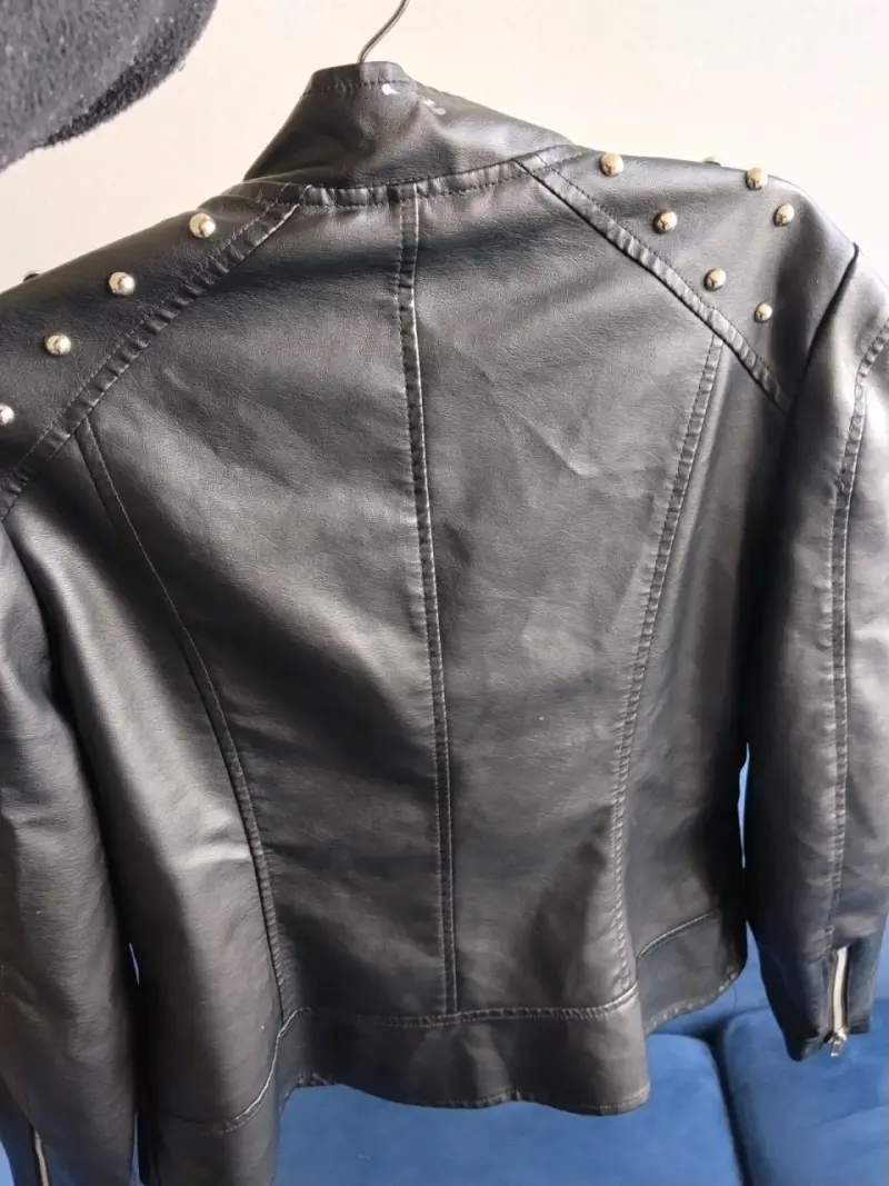 Chaqueta negra con tachas - 3