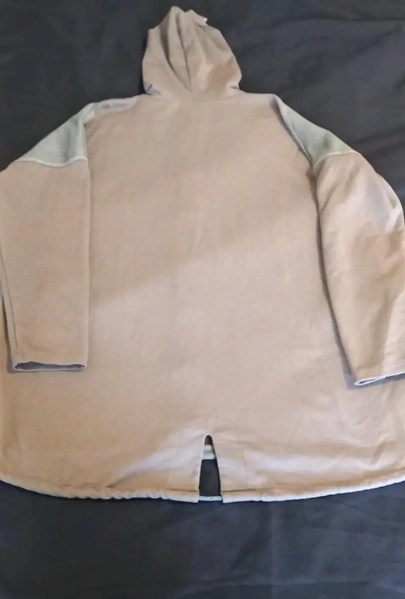 Polerón con capucha marrón y texto - 2