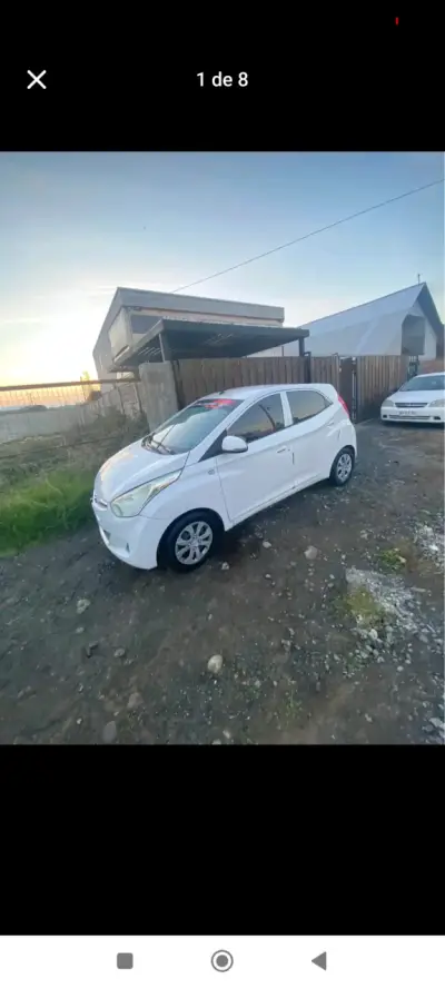 Auto compacto blanco en buen estado - miniatura 1