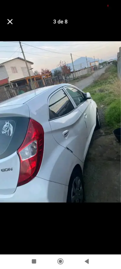 Auto compacto blanco en buen estado - miniatura 3