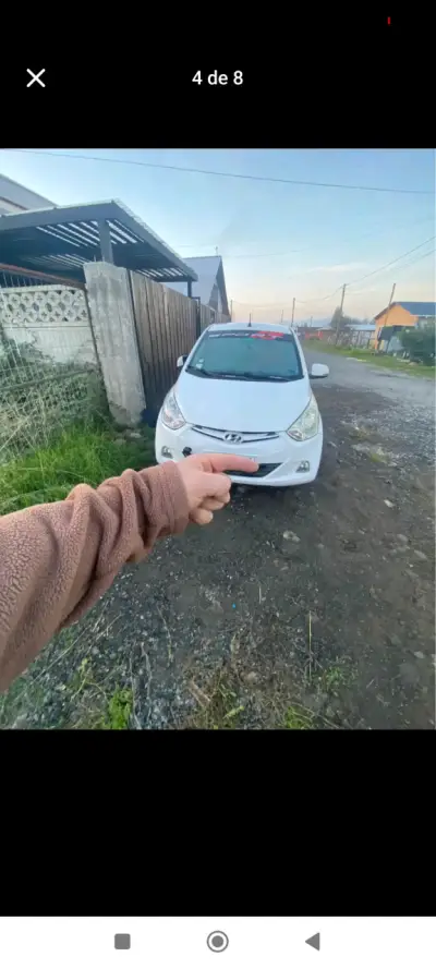 Auto compacto blanco en buen estado - miniatura 4