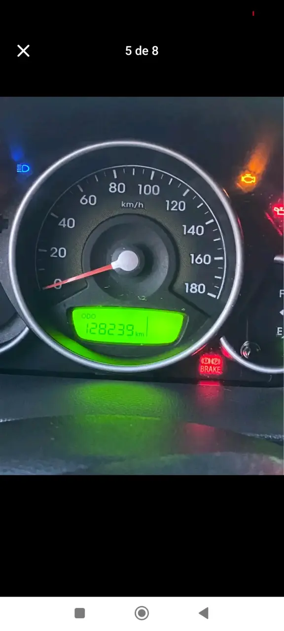 Auto compacto blanco en buen estado - 5