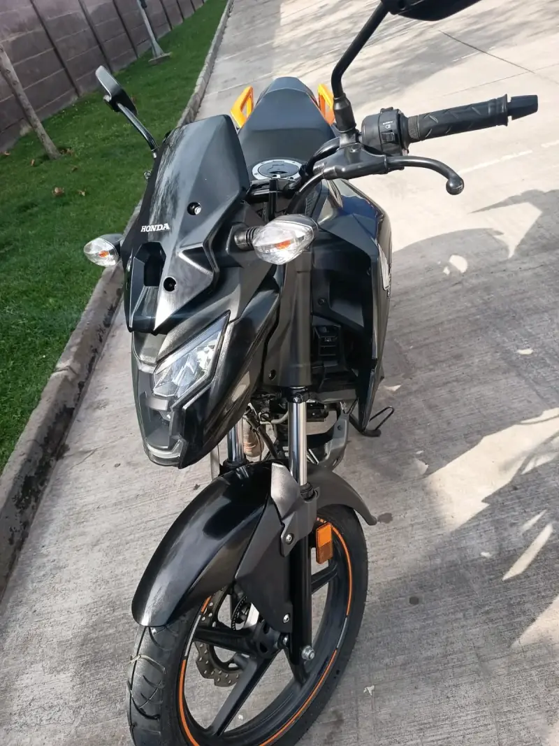 Moto Honda negra deportiva - 1