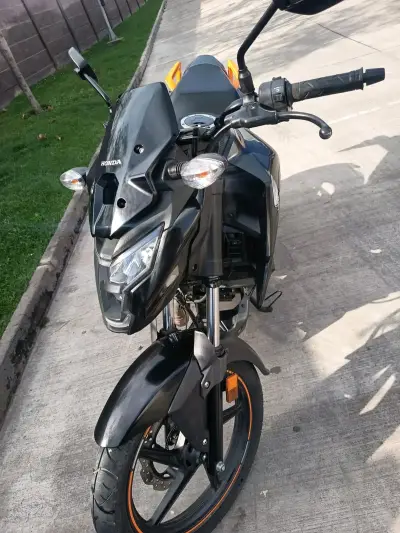 Moto Honda negra deportiva - miniatura 1