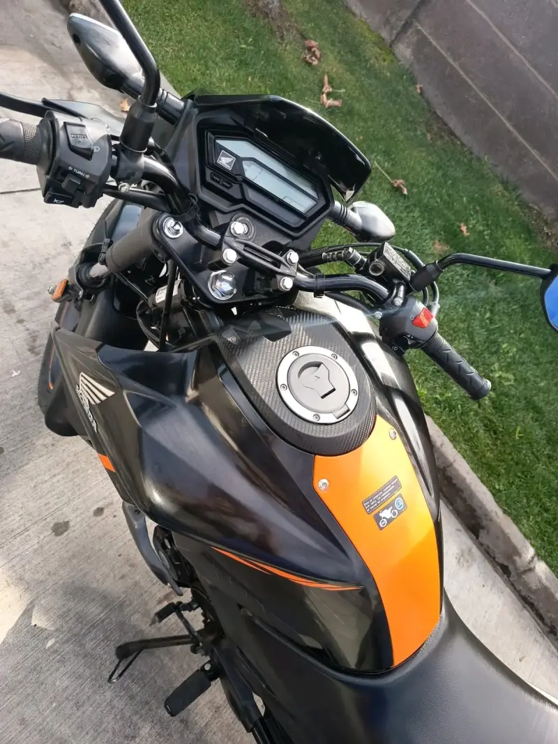 Moto Honda negra deportiva - 2