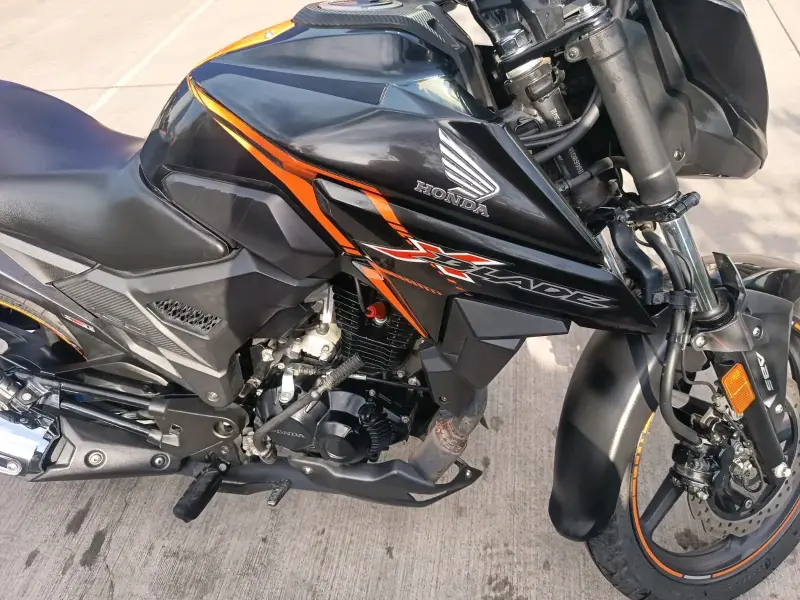 Moto Honda negra deportiva - 3