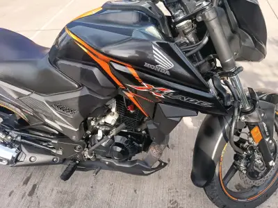 Moto Honda negra deportiva - miniatura 3