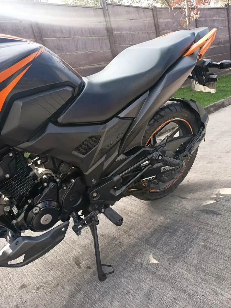Moto Honda negra deportiva - 4