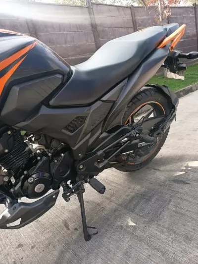 Moto Honda negra deportiva - miniatura 4