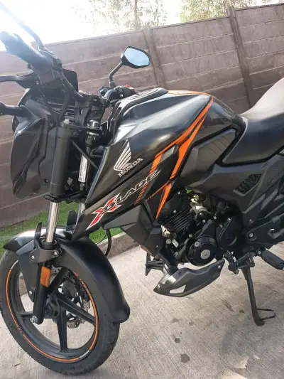 Moto Honda negra deportiva - miniatura 6