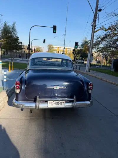 Auto clásico Chevrolet azul - miniatura 1