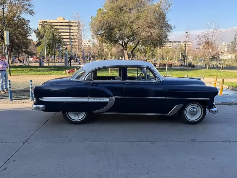 Auto clásico Chevrolet azul - 2