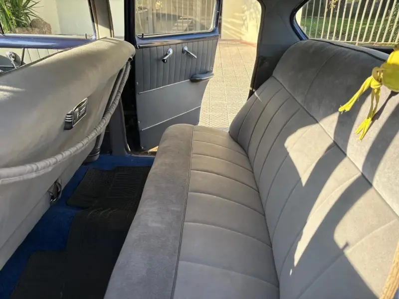 Auto clásico Chevrolet azul - 3