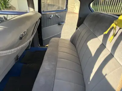 Auto clásico Chevrolet azul - miniatura 3