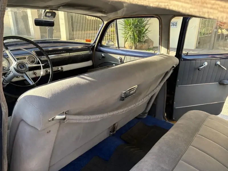 Auto clásico Chevrolet azul - 4