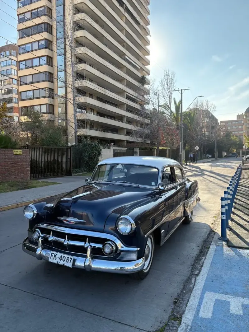 Auto clásico Chevrolet azul - 6