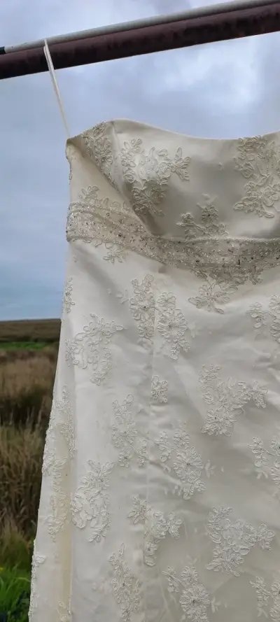 Vestido de novia blanco elegante - miniatura 3