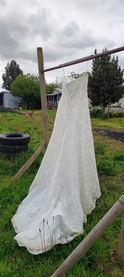 Vestido de novia blanco elegante - miniatura 4