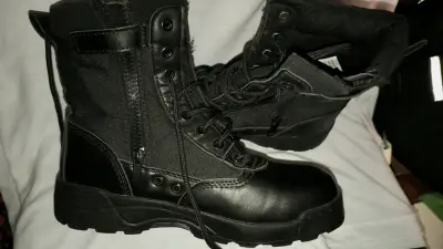 Botas negras tipo militar - miniatura 1