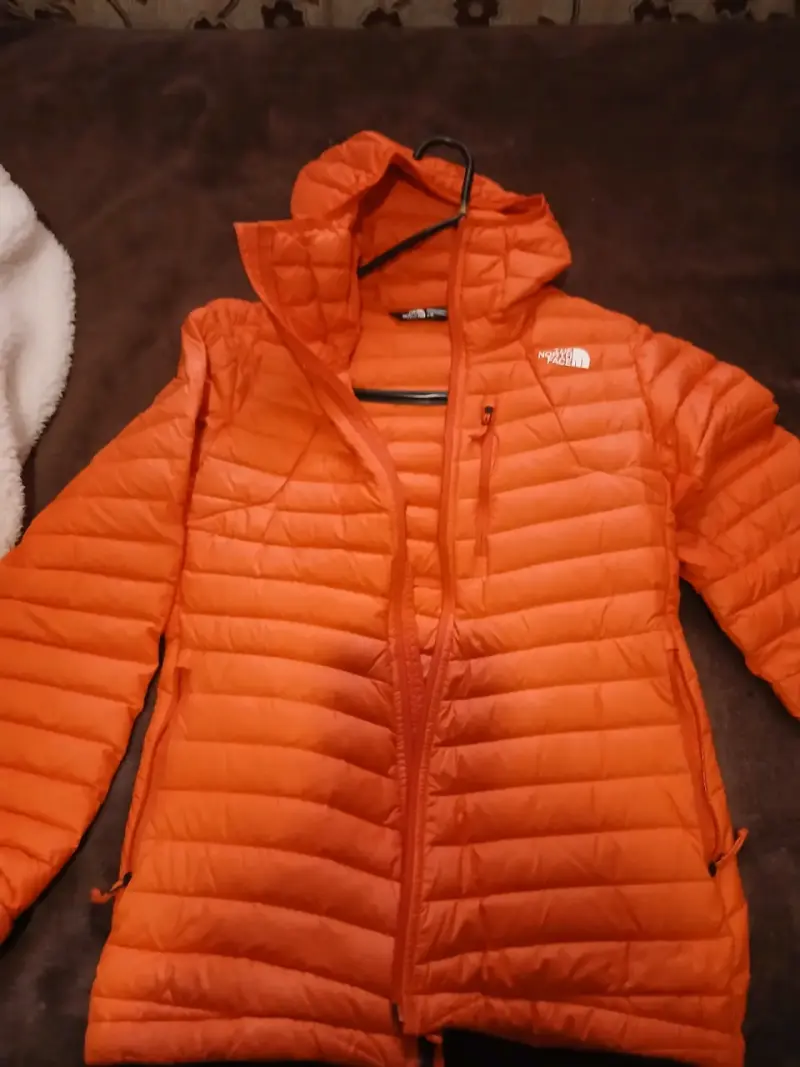 Chaqueta térmica naranja con capucha