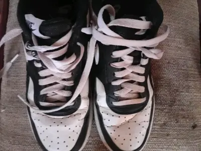 Zapatillas Nike blanco y negro - miniatura 2