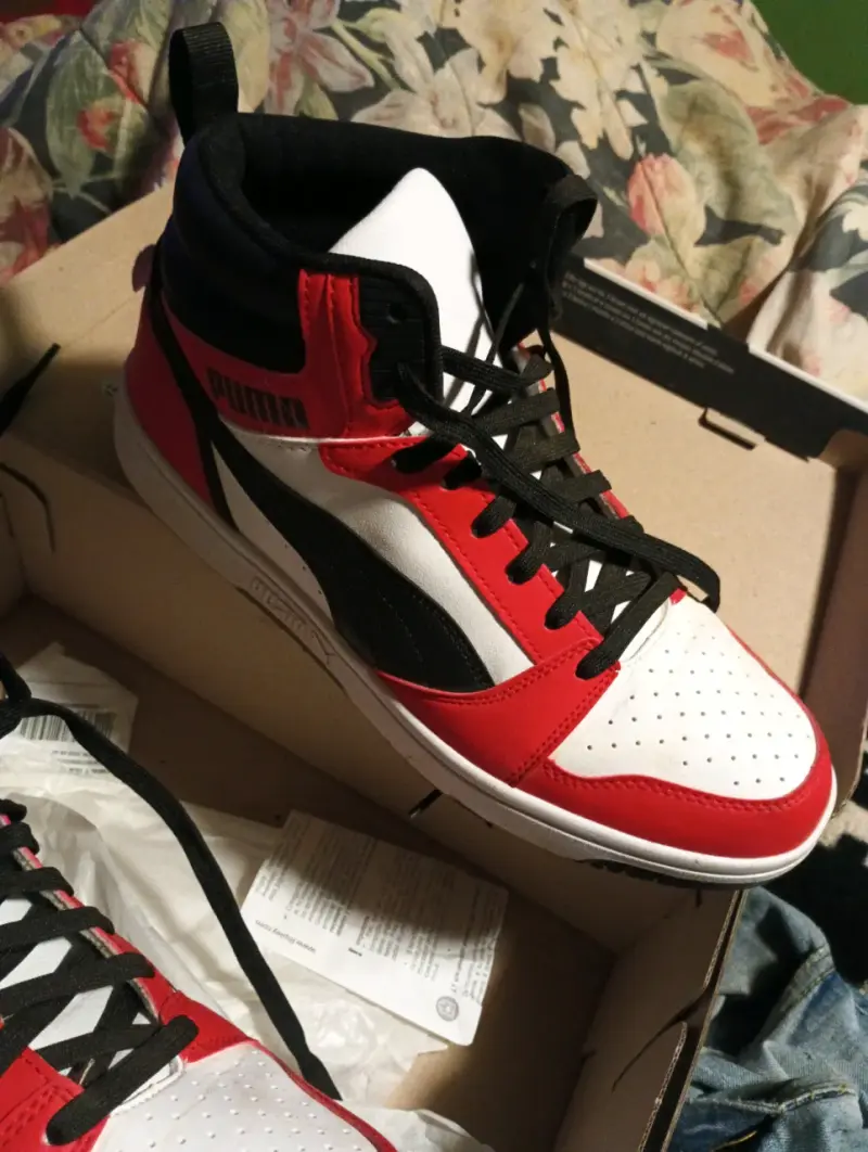 Zapatillas altas rojas y blancas