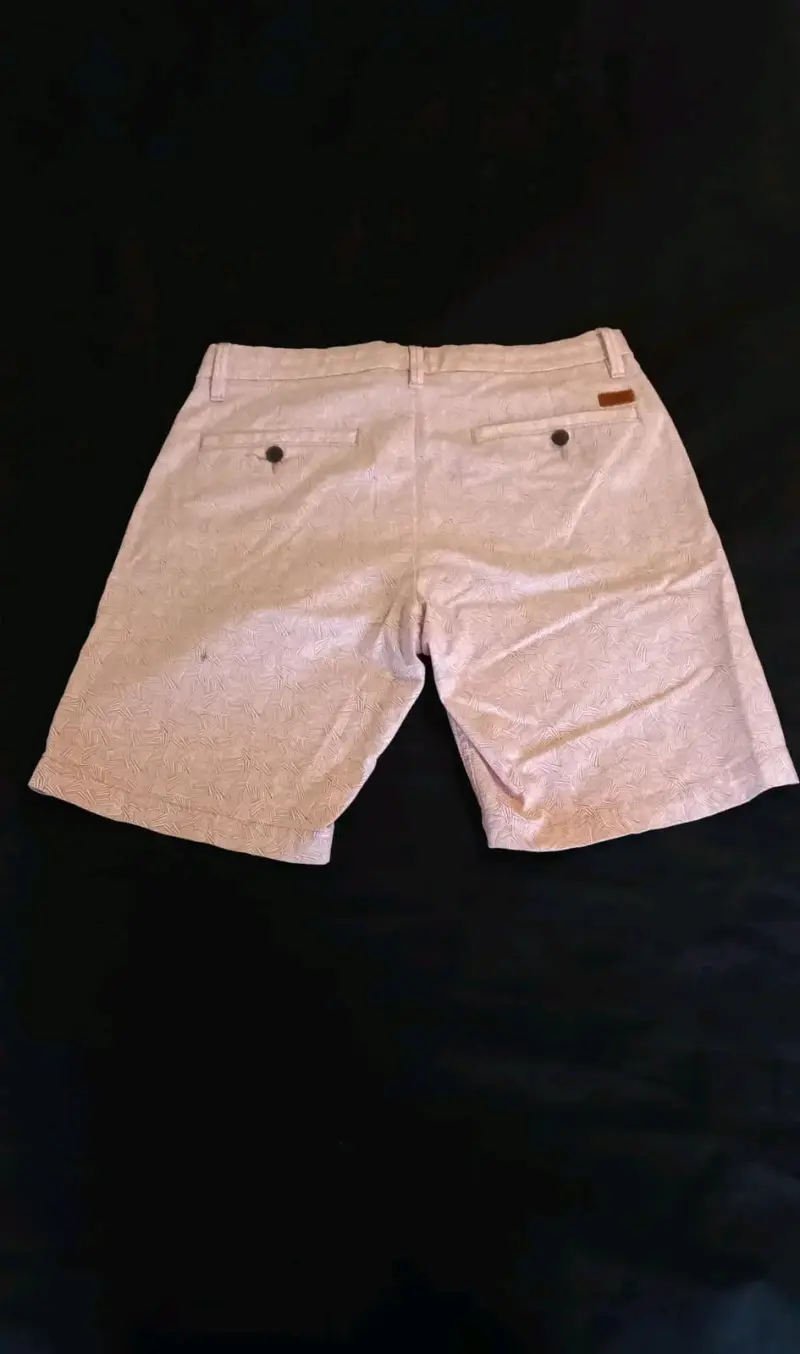 Bermudas color beige claro estampado - 2