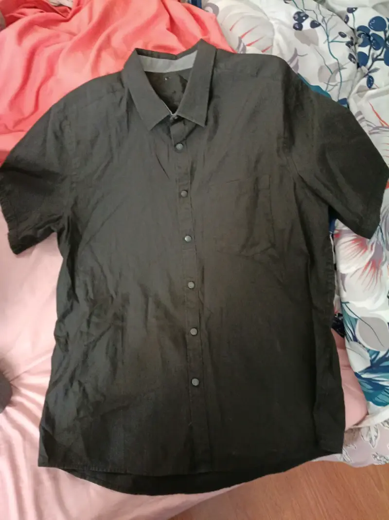 Camisa negra de manga corta