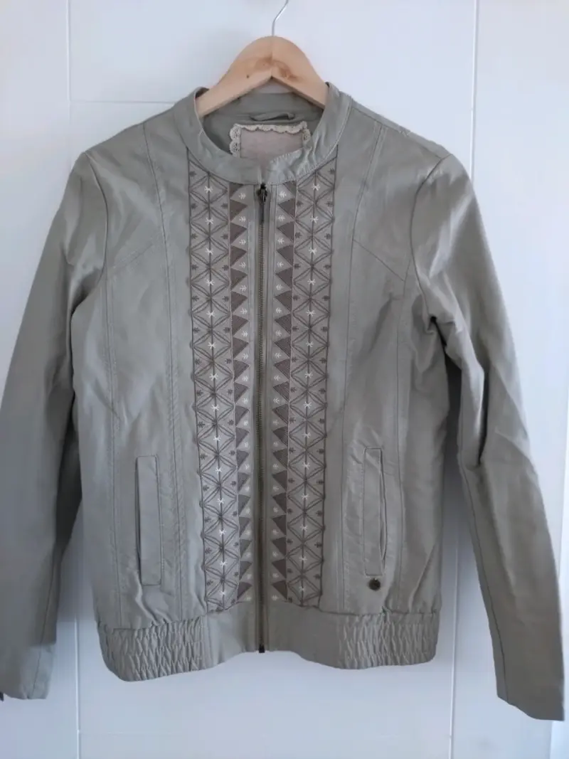 Chaqueta beige bordada - 1