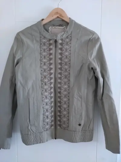 Chaqueta beige bordada - miniatura 1