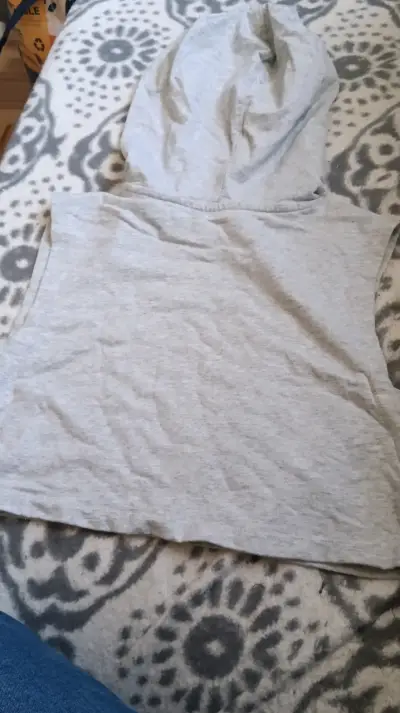 Polerón con capucha gris estampado - miniatura 3