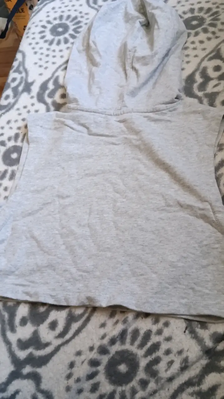 Polerón con capucha gris estampado - 4