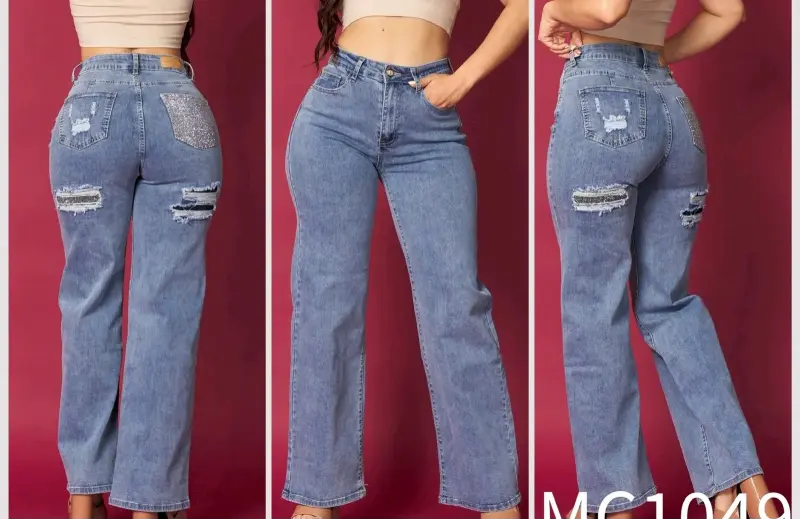Jeans azul con detalles brillantes