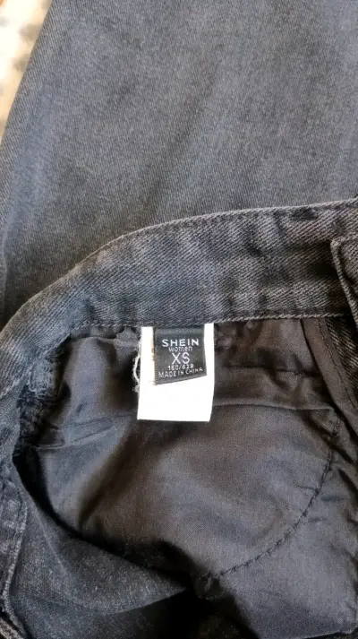 Jeans negros desgastados modernos - miniatura 2