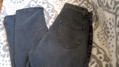 Jeans negros desgastados modernos - miniatura 3