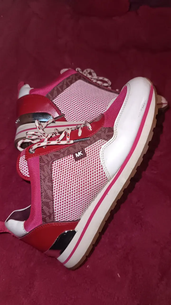 Zapatillas deportivas MK rojas y blancas