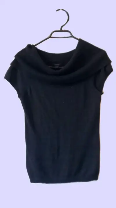Polera negra con cuello amplio - miniatura 1