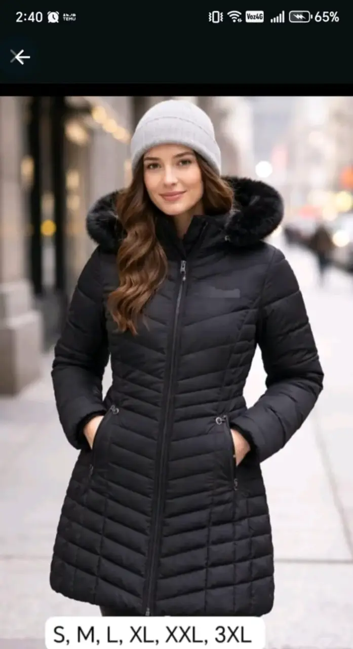 Chaqueta negra con capucha de piel